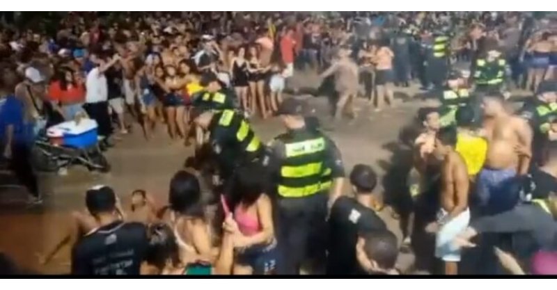  Florianópolis / Foliões invadem base da PM, agridem policial e tentam roubar arma 