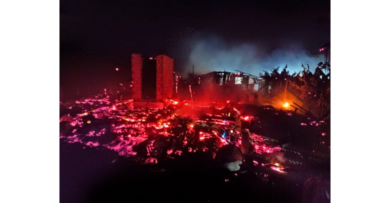  Imaruí / Incêndio destrói residência/mobiliza bombeiros/Imaruí/Imbituba/noite deste sábado