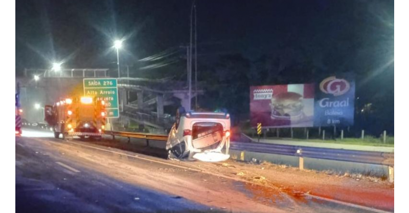  Imbituba / Caminhonete capota durante a madrugada na BR-101 e deixa vítima gravemente ferida