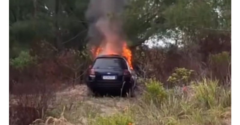  Imbituba / Carro é furtado com adolescente dormindo durante Réveillon e termina incendiado no município