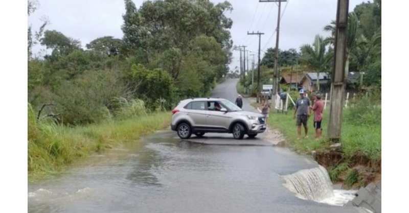  Imbituba / Garopaba / Excesso de chuva interdita seis ruas nos municípios, e ventania causa queda de árvores