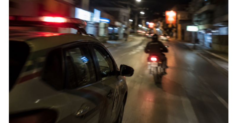  Imbituba / Homem foge em alta velocidade, coloca pedestres em risco e luta com policiais durante prisão por tráfico