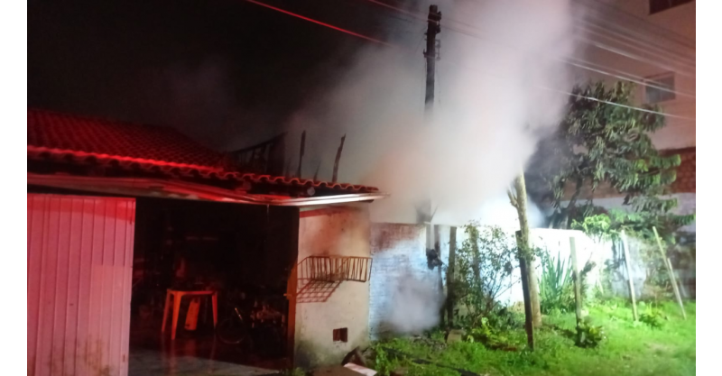   Imbituba / Idosa de 91 anos esquece velas acesas e casa é destruída por incêndio no município