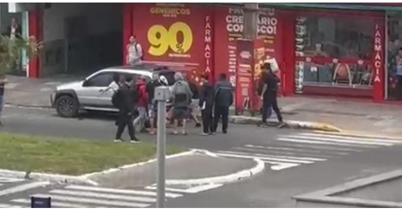  Imbituba / Pessoa em situação/rua é agredida após invadir carro em pleno Centro/cidade e volta/ser preso nesta sexta-feira