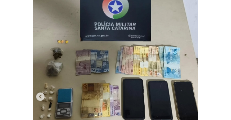  Imbituba / Polícia descobre ponto de tráfico na cidade e prende trio com drogas e balança de precisão