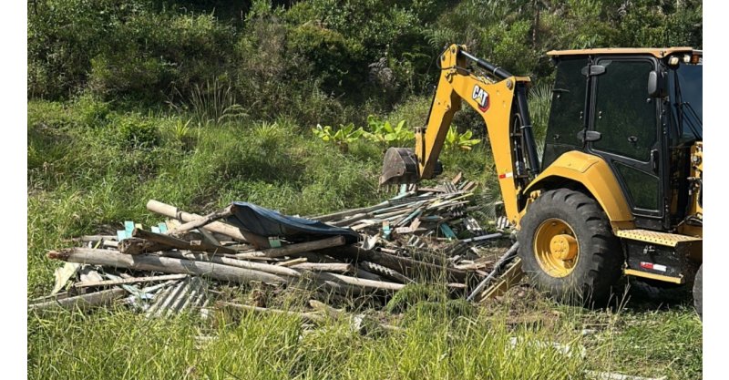  Imbituba / Prefeitura retira construções ilegais em área de preservação no município