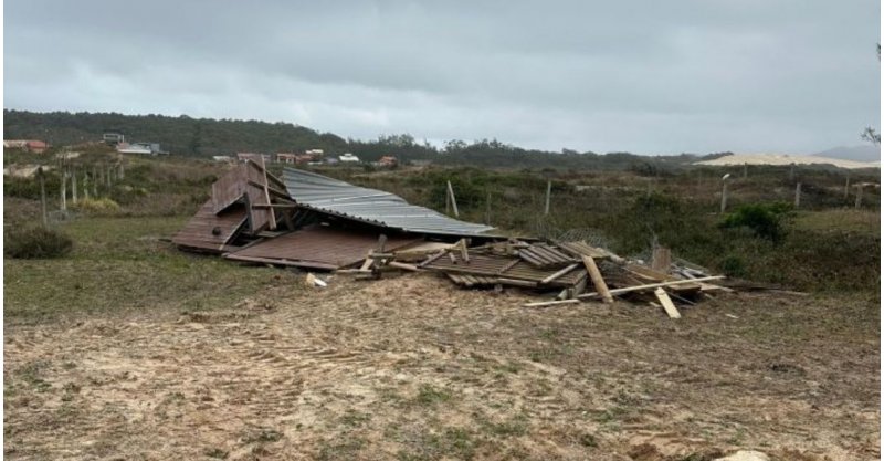  Itapirubá / Construções irregulares são removidas de área de preservação em Imbituba 
