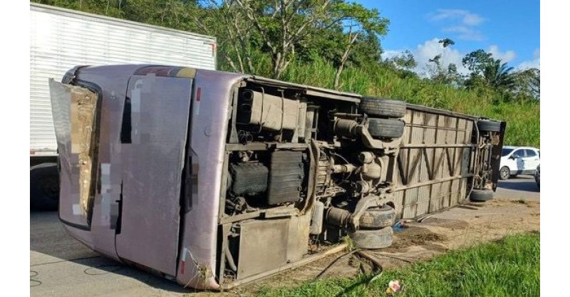  Ônibus com torcedores do Bahia tomba na BR-101, em Pernambuco