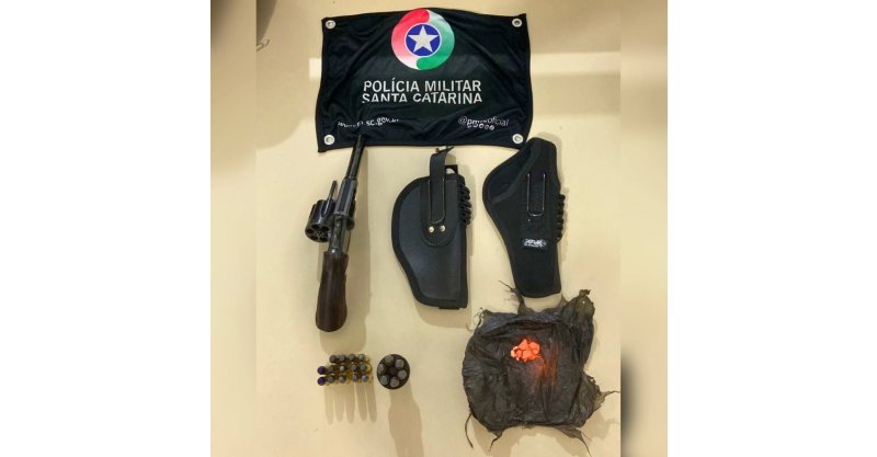  Tubarão / Quatro homens são presos após disparos com arma de fogo em frente a um bar
