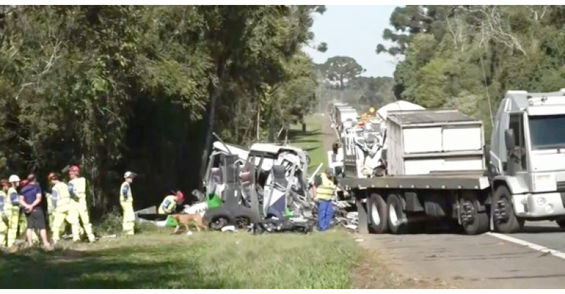 Acidente com 23 mortos e 5 feridos no PR: PRF diz que carreta invadiu pista contrária e bateu de frente com micro-ônibus