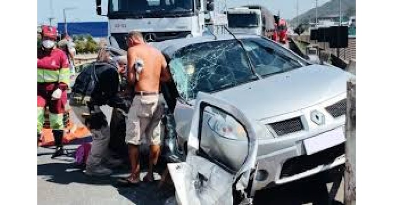 Acidente com carro da CCR ViaCosteira deixa feridos na BR-101