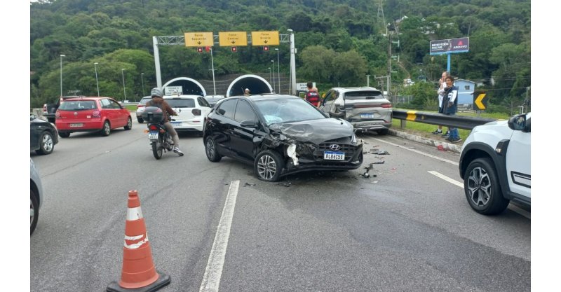 Acidente deixa um morto na saída de túnel em Florianópolis e causa trânsito intenso