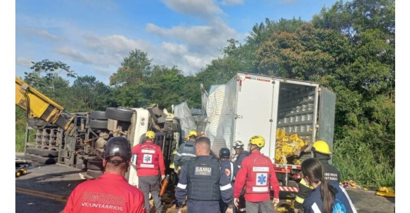Acidente entre caminhões deixa uma pessoa morta e outra em estado grave na SC-108 em Joinville