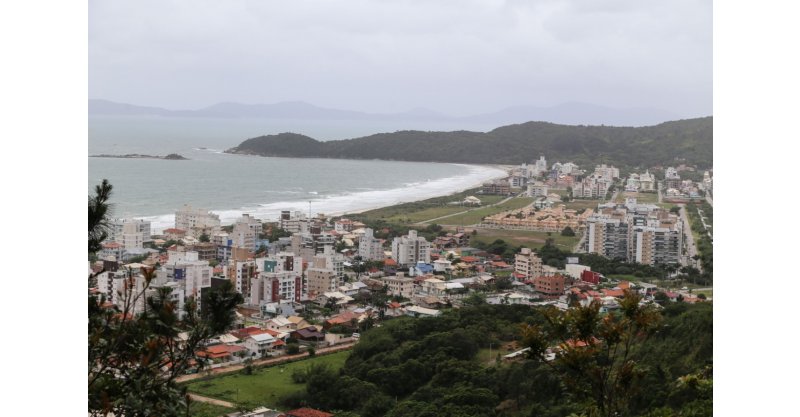 Adolescente de 15 anos desaparece no mar em SC e mobiliza bombeiros e drones nas buscas