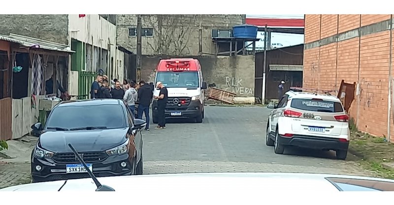 Adolescente suspeito de roubos em SC morre após apontar arma para policiais durante abordagem