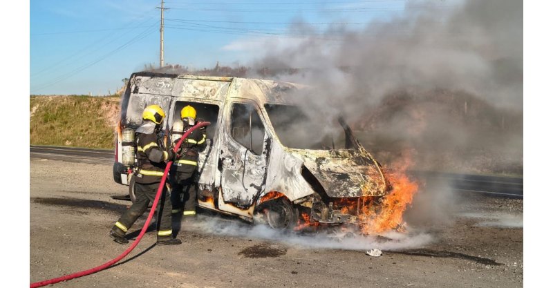 Ambulância que levava criança machucada para o hospital é destruída por incêndio na BR-282, em SC