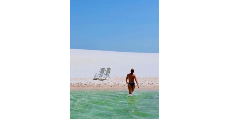 Angélica posa de topless em destino paradisíaco para comemorar os 52 anos