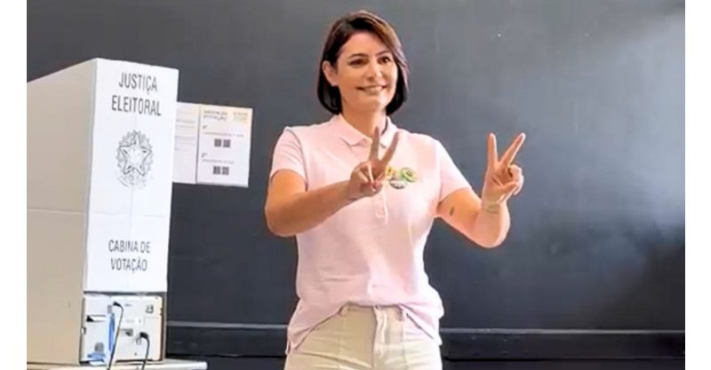 ‘Ansioso e esperançoso’: Michelle Bolsonaro vota em Brasília, revela bastidor de ex-presidente e crava vitória no 2º turno