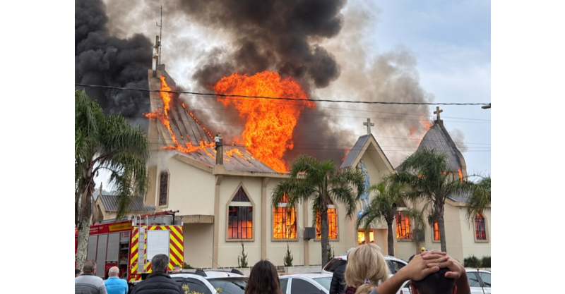 Após incêndio, desafio é reerguer igreja destruída