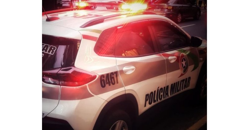 Assaltante armado invade mercado, rende funcionário e foge com dinheiro