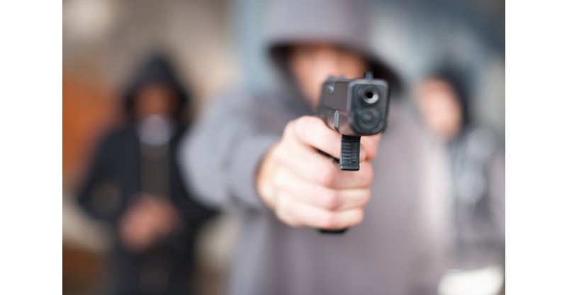 Assalto a posto de combustível termina com troca de tiros e fuga de criminosos