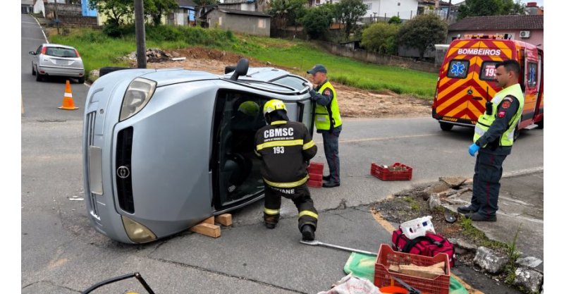 Batida entre dois carros termina com veículo capotado