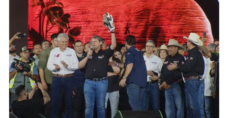 Boneco inflável de Jair Bolsonaro é destaque em festa de rodeio