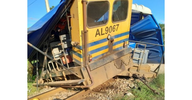 Caminhão colide com veículo ferroviário em Tubarão e dois funcionários ficam feridos