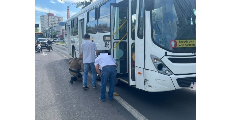 caminhão desce rua de ré e colide com ônibus em Criciúma