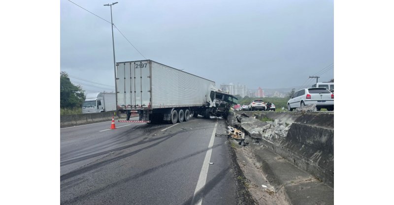Carreta bate em mureta e bloqueia totalmente o trânsito na BR-101 na Grande Florianópolis