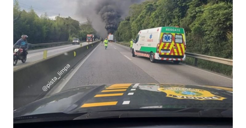 Carreta pega fogo e provoca quilômetros de congestionamento no Morro dos Cavalos, em SC