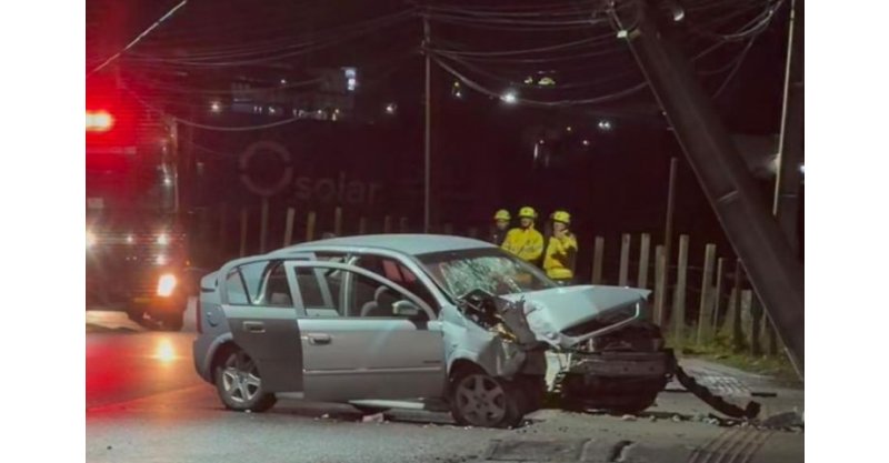 Carro bate contra poste e deixa dois feridos em Tubarão