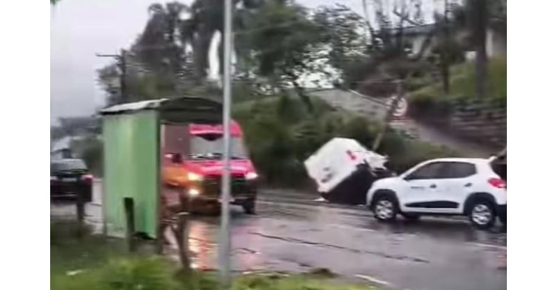 Carro da prefeitura de Tubarão se envolve em acidente na Ponte da Guarda