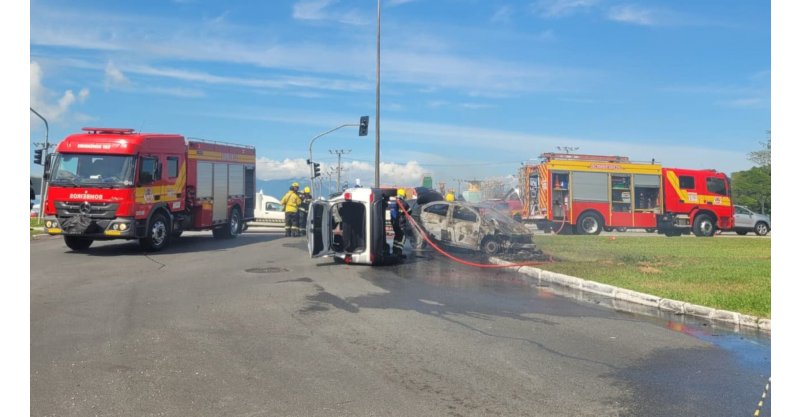 Carro que levava órgãos para transplante sofre acidente com incêndio e feridos em SC