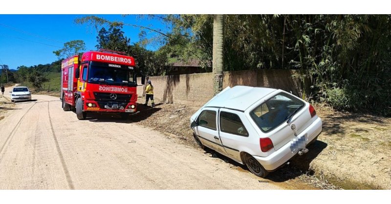 Carro sai da pista, bate em árvore e deixa duas pessoas feridas