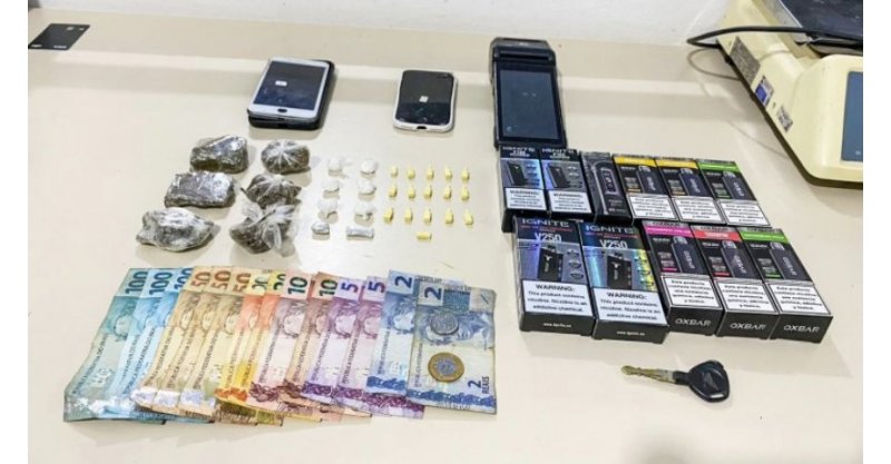 Casal é preso com drogas e produtos de contrabando