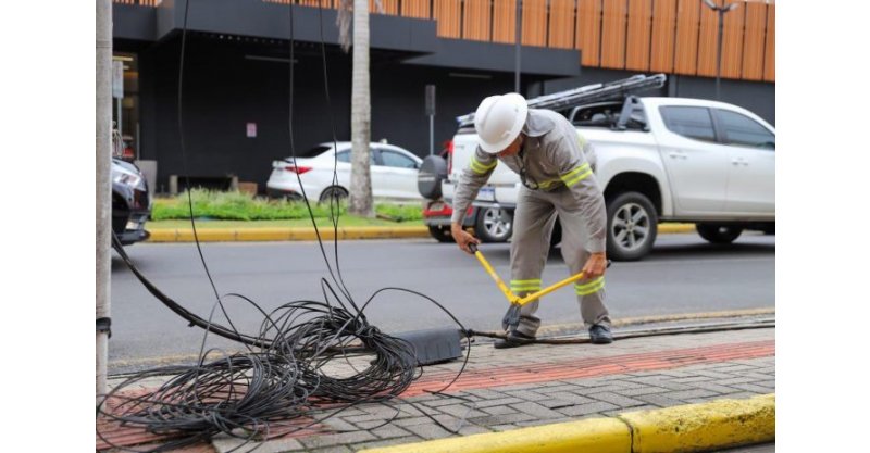 Celesc remove mais de 1 tonelada de fios irregulares em Criciúma
