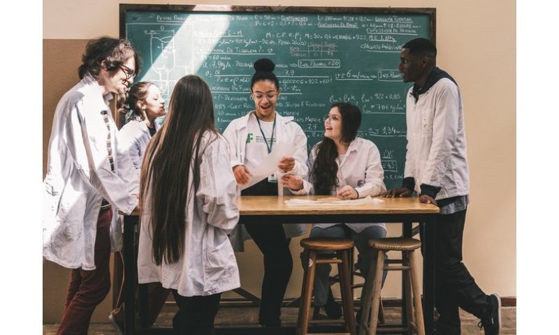 Celulares nas escolas / Lei 15.100/2025 entra em vigor com novas diretrizes