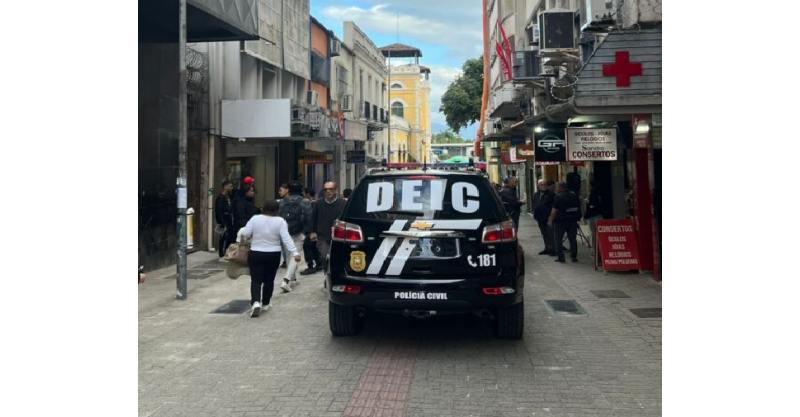 Centro de Florianópolis é alvo de ação contra pirataria com apreensão milionária