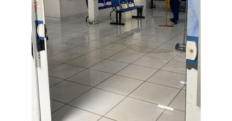 Chuva forte alaga Policlínica de Tubarão e afeta atendimentos
