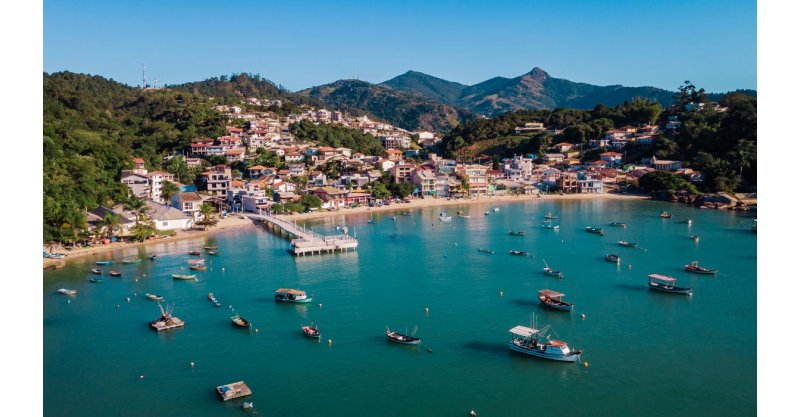 Cidade de praias paradisíacas e ‘point de famosos’ em SC terá população 10 vezes maior no verão