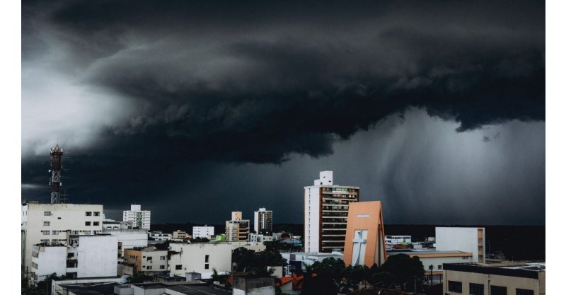 Cinco cidades de SC decretam emergência após tempestades destruírem casas e causarem estragos