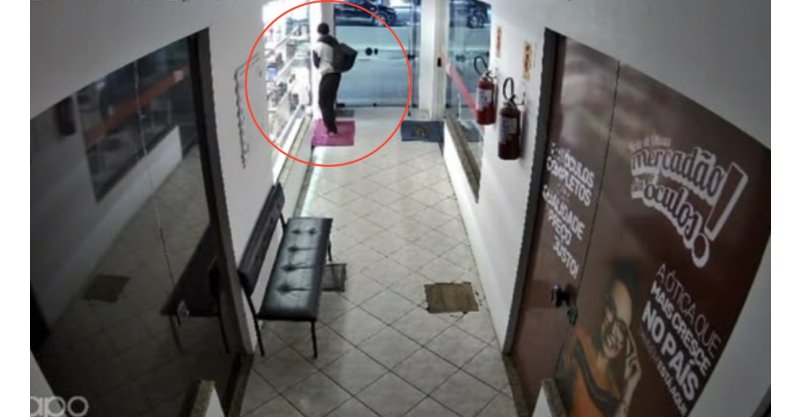 Câmera flagra homem tentando entrar em lojas durante a madrugada em Garopaba