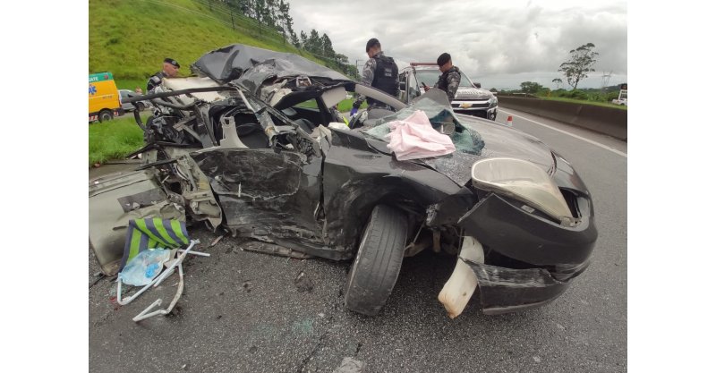 Colisão traseira deixa duas pessoas em estado grave na BR-101