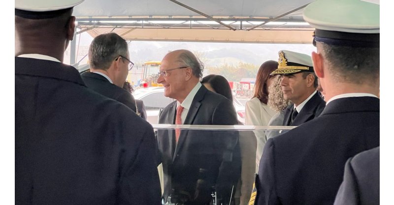 Comandante da Marinha adota tom político em discurso, em Santa Catarina