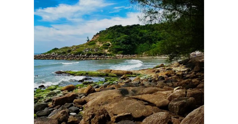 Corpo de homem é encontrado boiando entre pedras em praia de Imbituba