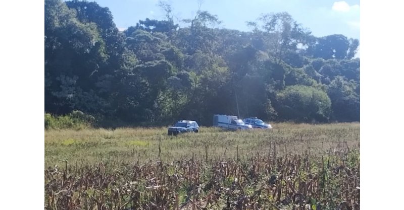 Corpo é encontrado e suspeitos fogem após serem flagrados abrindo cova em SC