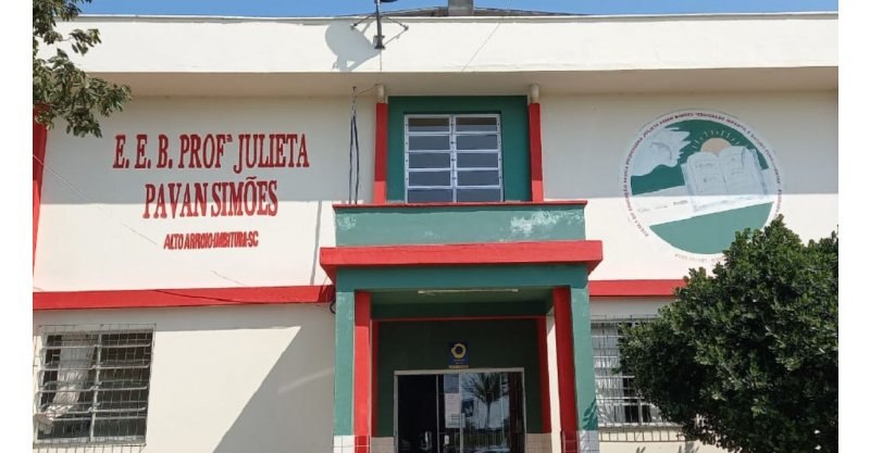 Criminosos invadem escola em Imbituba durante a madrugada e levam notebooks, merenda e panelas