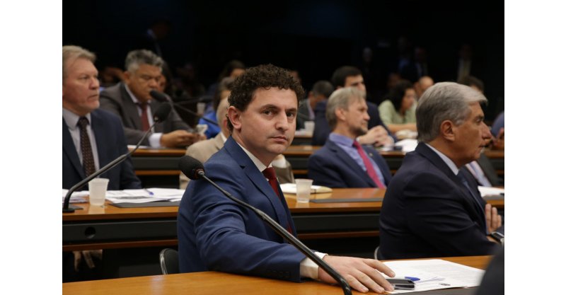 Deputado Pezenti denuncia gastos milionários do TST com sala VIP em aeroporto