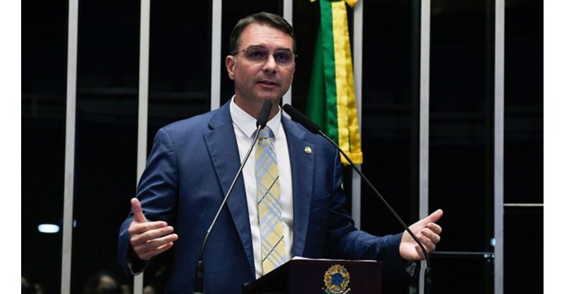 Desafiado por Lula, Flávio Bolsonaro votará pelo fim da escala 6×1 para evitar desgaste no 2º turno